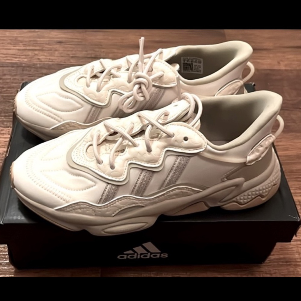 ADIDAS OZWEEGO Originals Adidas Logo Decor Tru-Out Adiprene Cushioning Soles